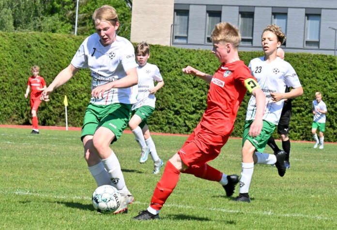 Puna-asuinen lohkovoittaja FC Inter/Sinimusta haki murskavoiton SoVon P14-joukkueen kotikentältä. Kuvassa kotijoukkueen pelaajista parhaiten näkyvillä Unto Hälli (7) ja Onni Rinne (23).