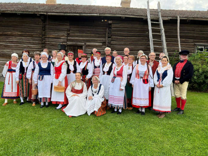 Kansallispuvun tuuletuspäivä ja vanhojen kansanlaulujen yhteislaulutilaisuus keräsi kelpo joukon perinneasuun pukeutuneita Torppamuseolle. Tapahtuma järjestivät Somero-Seura ja Someron Karjalaseura.