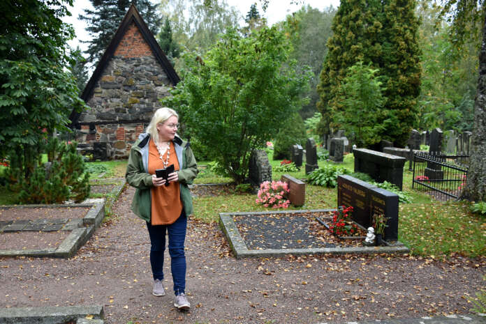 Kännykkään on saatavilla Someron hautausmaan kartta, jossa näkyy reitti etsitylle haudalle. Palvelua testaa Essi Torkkomäki-Ryhtä.